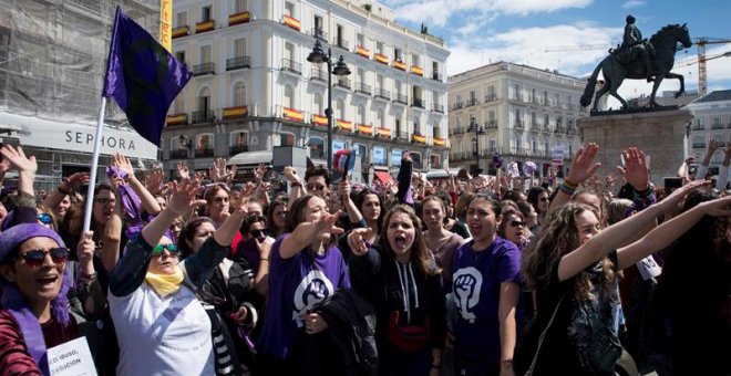 Una 'manada feminista' toma la Puerta del Sol entre los actos oficiales del 2 de Mayo