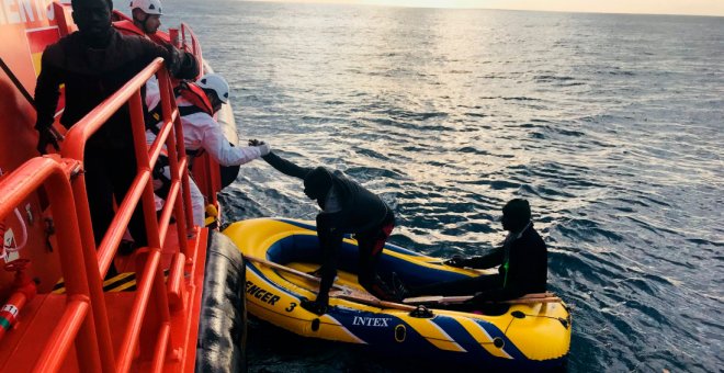 Rescatadas 41 personas que trataban de cruzar en el Estrecho en barcas de juguete