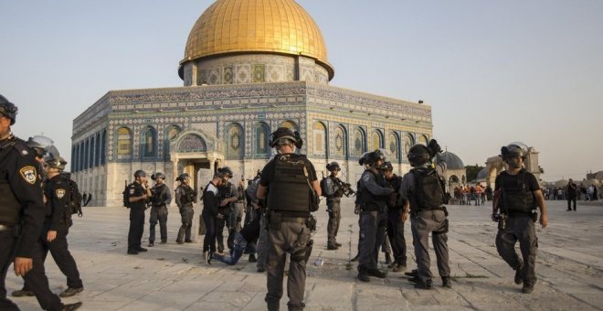 Tensión entre palestinos y la policía israelí en la Explanada de las Mezquitas de Jerusalén