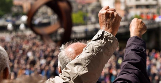 Una cadena humana de jubilados cerca el Banco de España contra el "robo" de las pensiones