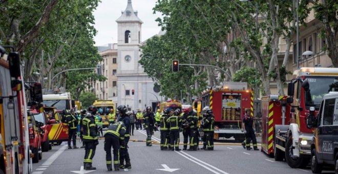 Los bomberos desmontan los elementos inestables del edificio derrumbado en Madrid