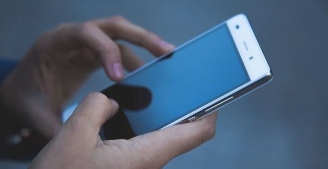 El Parlamento francés prohíbe los teléfonos móviles en colegios e institutos
