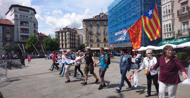 Una inmensa cadena humana atraviesa Euskadi en defensa del derecho a decidir