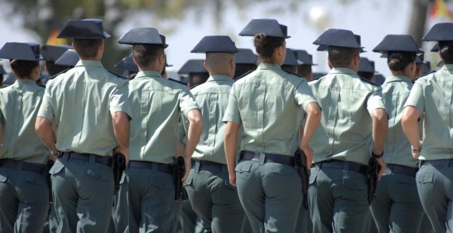 Un mes de sanción para la guardia civil que se negó a usar un chaleco antibalas masculino