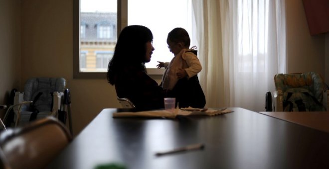 Las consecuencias de ser madre: ganan un 37% menos de salario que ellos
