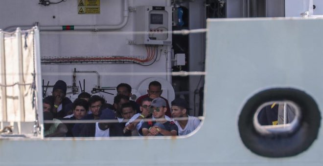 Salvini impide desembarcar a 67 migrantes rescatados pese a estar el barco en el puerto