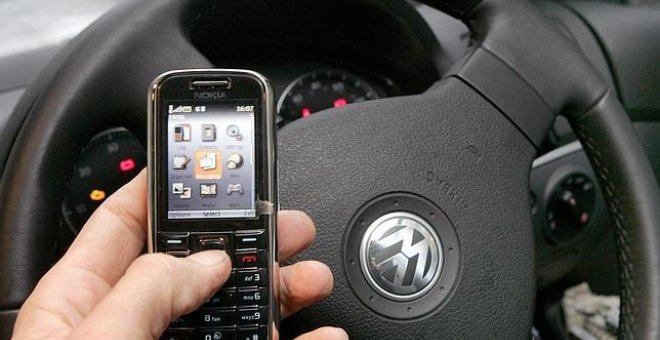 La DGT quiere modificar el carné por puntos para endurecer el uso del móvil al volante