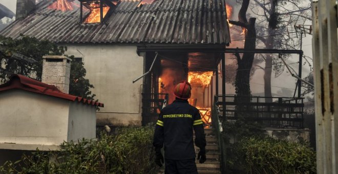 Los incendios que están arrasando Grecia, en imágenes