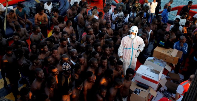 Más de 200 migrantes rescatados duermen en un barco de Salvamento ante la falta de espacios de acogida en Algeciras