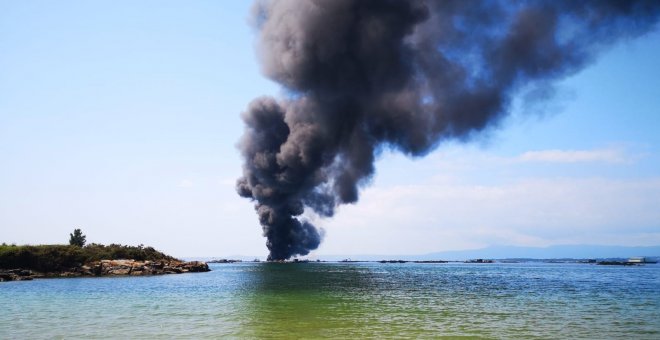 Un total de 37 heridos, dos de gravedad, en el incendio de un barco turístico frente a Illa da Toxa