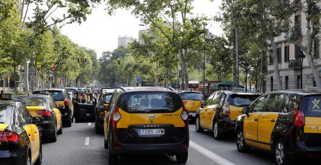 Los taxistas de Barcelona mantienen la huelga pese a la oferta de diálogo de Fomento