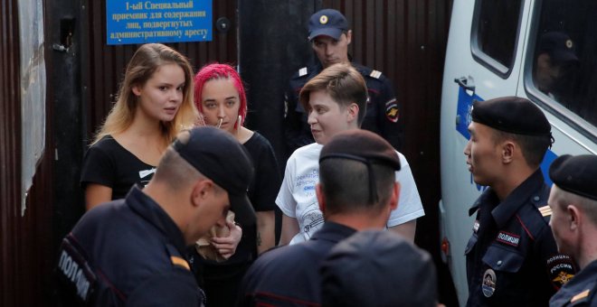 Activistas de Pussy Riot son detenidos segundos después de su liberación tras 15 días de arresto