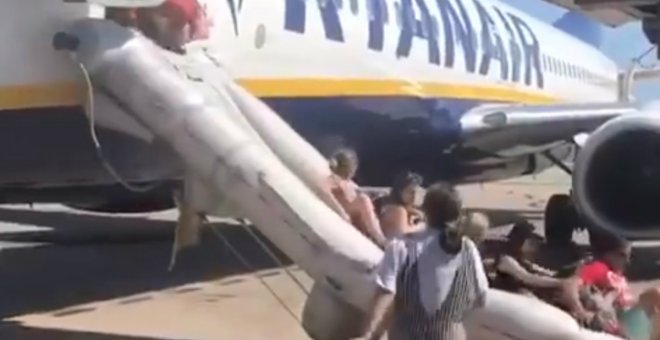 Desalojan un avión del Prat al incendiarse un dispositivo móvil perteneciente a un viajero