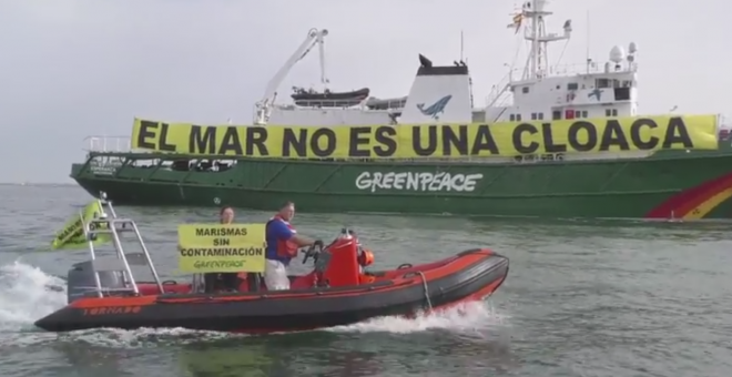 Greenpeace denuncia en las costas de Huelva que el mar se está convirtiendo en una cloaca