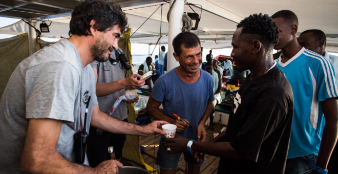 El Open Arms sigue a la espera de un puerto para poner a salvo a los 87 migrantes a bordo