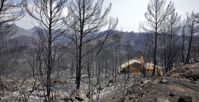 El incendio de Llutxent está perimetrado pero aún tiene dos focos activos