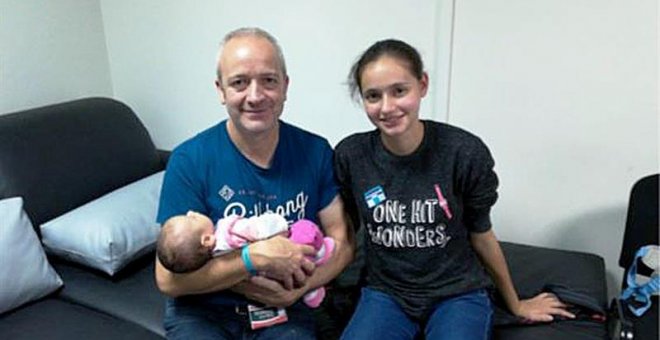 La española captada por una secta en Perú regresa a España con su padre y su bebé