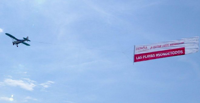 Una avioneta de Cs sobrevuela las playas catalanas llamando a quitar lazos amarillos