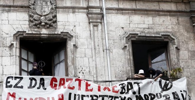 Okupado de nuevo el 'gaztetxe Maravillas' Pamplona en un ambiente festivo