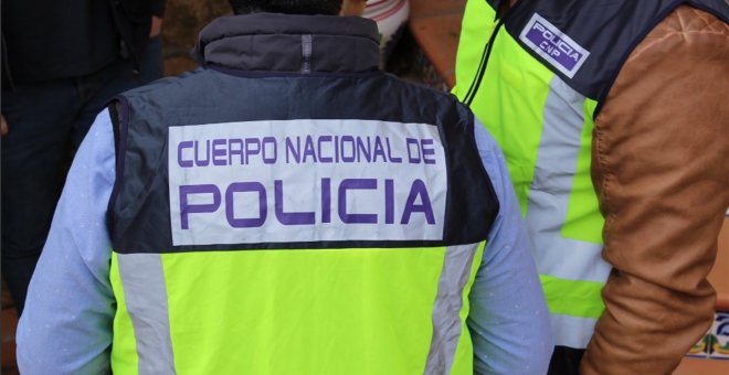 Un policía de vacaciones salva a una niña de morir ahogada en una playa de Tarragona