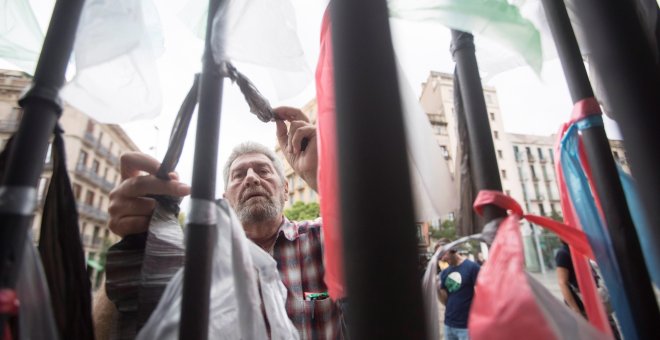 Lazos de colores en Barcelona: activistas recuerdan las otras causas olvidadas