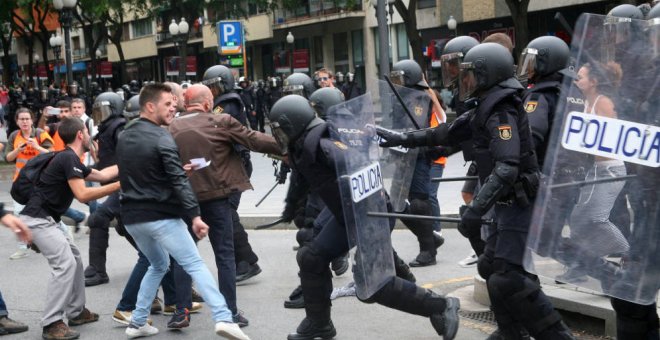 La Audiencia de Lleida avala los porrazos de un policía por el ambiente "hostil" el 1-O