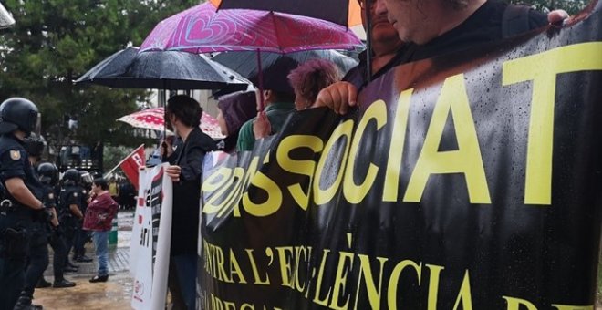 Abucheos y pancartas republicanas para recibir al rey en la Politècnica de València