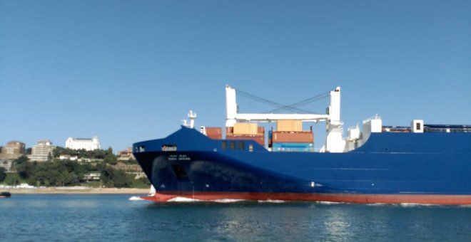 Un barco saudí carga cuarenta contenedores de granadas en Santander