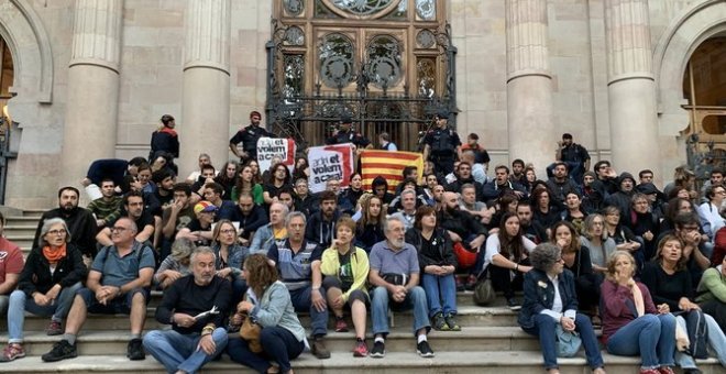 Un centenar de membres dels CDR s'encadenen al TSJC