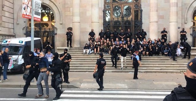 Los Mossos d'Escuadra desalojan a los CDR concentrados frente al TSJC