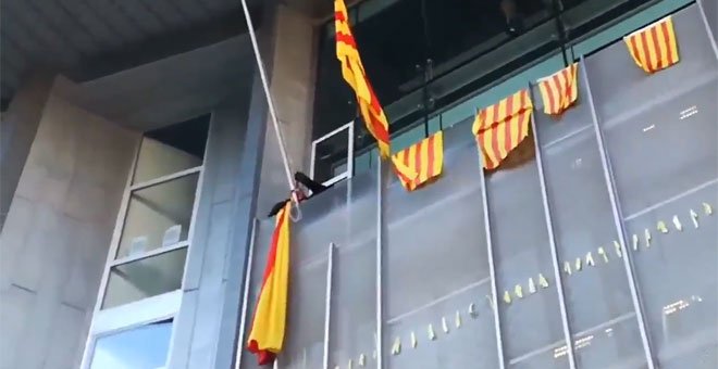 Los CDR descuelgan la bandera española de la Delegación de la Generalitat en Girona