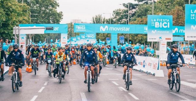 Cientos de ciclistas toman la Castellana para celebrar la 40ª edición de la Fiesta de la Bici