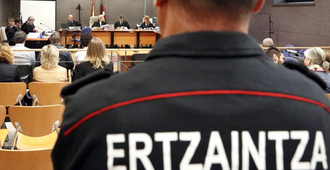 Un mando de la Ertzaintza declara que no preservó las escopetas de pelotas de goma porque no tenían peso en la investigación
