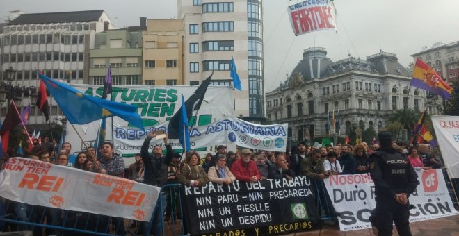 Una protesta contra la monarquía recibe a los reyes a las puertas del teatro Campoamor