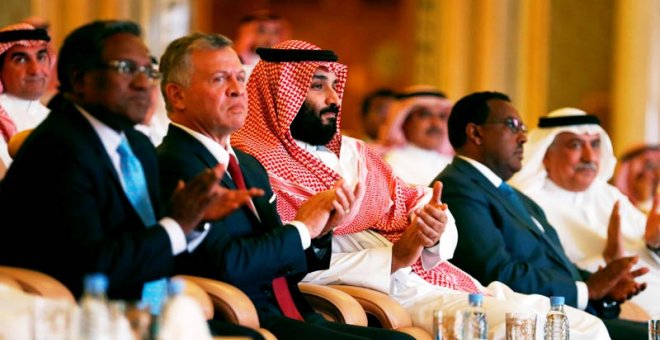Los asistentes al 'Davos del desierto' reciben con una ovación al príncipe heredero saudí