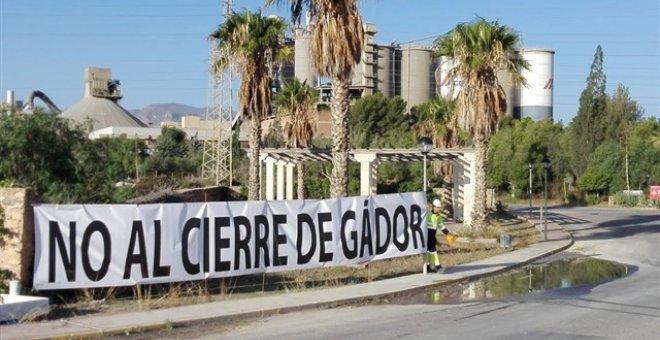 Los trabajadores de Cemex en Almería se manifiestan contra el cierre de la fábrica