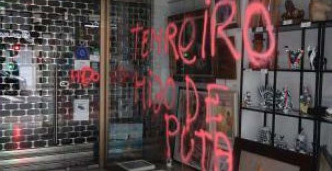 La galería del artista que pintó sobre la tumba de Franco amanece con una pintada contra él: "Tenreiro, hijo de puta"