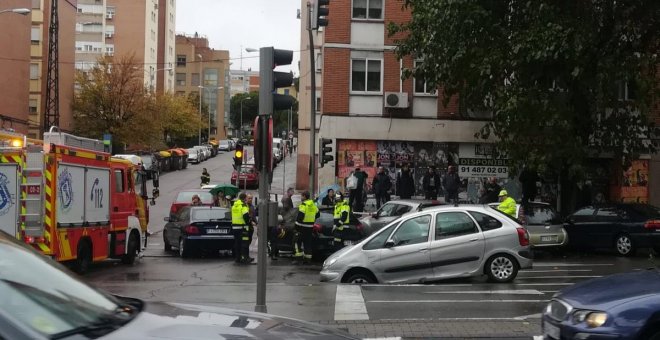 Un socavón se 'traga' a un coche en Madrid