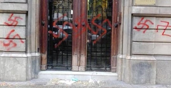 Pintades nazis a la façana de la seu d'Òmnium Cultural