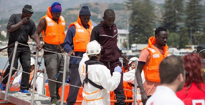 Trasladadas al puerto de Motril 56 personas rescatadas en aguas de Alborán