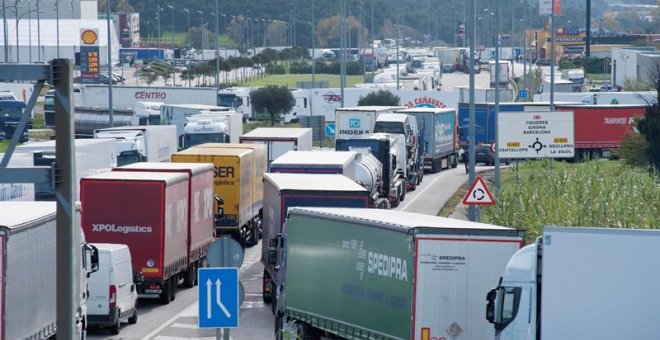 La UE acuerda reducir las emisiones de CO2 de los camiones un 30% en 2030