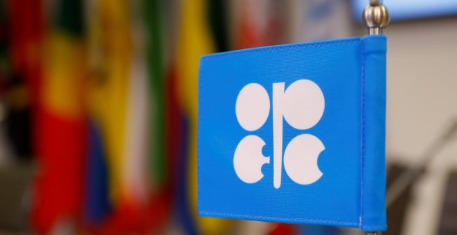 La OPEP, Rusia y sus aliados reducirán en enero la producción de crudo en 1,2 millones de barriles para que suba el precio