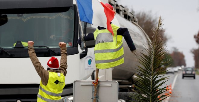 Los chalecos amarillos impiden el paso de camiones a Francia y se registran retenciones de 4 kilómetros en Biriatou