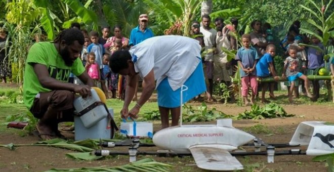 Un bebé de la remota isla de Vanuatu recibe la primera vacuna enviada en dron