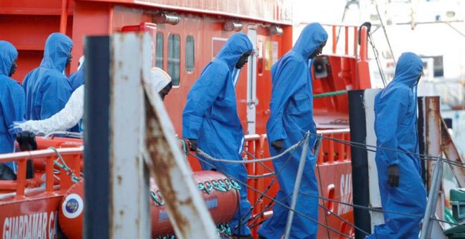 Mueren dos bebés a bordo de una patera en el mar de Alborán