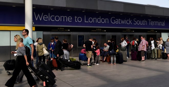 El aeropuerto de Gatwick reanuda sus operaciones tras la suspensión de todos los vuelos debido a un fallo de control