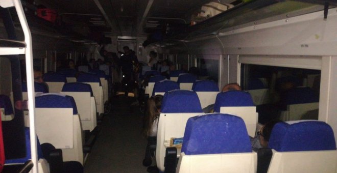 El tren extremeño vuelve a dejar tirados a sus pasajeros de noche y en medio del campo