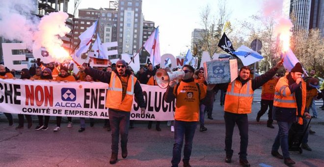 Tensión entre la Policía y los trabajadores de Alcoa en la protesta ante Industria
