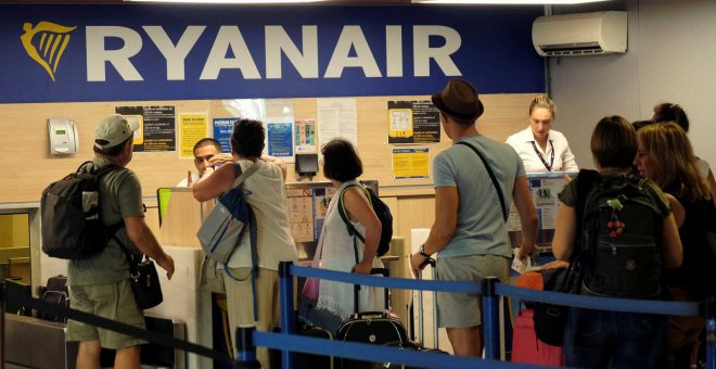 Los tripulantes de cabina de Ryanair negociarán su primer convenio colectivo y desconvocan las huelgas de enero