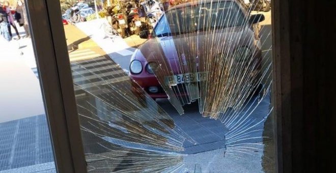 Un hombre estampa su coche contra la puerta de los estudios de TV3